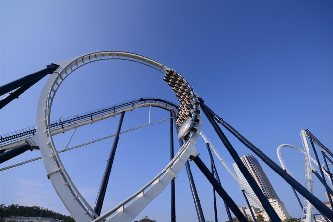 Nằm trong tổ hợp Sun World Ha Long Park, Dragon Park – công viên chủ đề lớn nhất khu vực Đông Nam Á là trạm dừng chân tuyệt vời dành cho những du khách ưu thích cảm giác mạnh, thách thức mọi giới hạn cùng “Phi long thần tốc” - đường ray tàu lượn siêu tốc dài nhất châu Á với những cú lộn nhào và xoay vòng thót tim. Hay trải nghiệm cảm giác xoay tròn rồi rơi tự do của "Tê giác cuồng nộ" Rhino Sling.