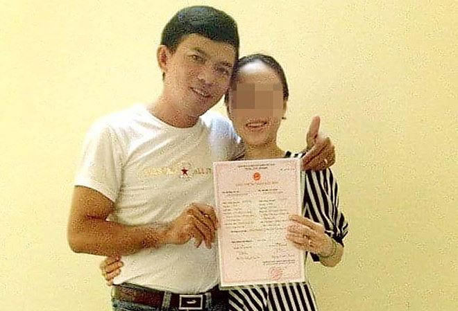 Nguyễn Văn Thịnh cùng với cô L và giấy chứng nhận kết hôn giả. Ảnh do nạn nhân cung cấp.