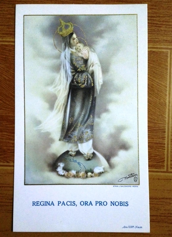 Bản in bức tranh "Đức mẹ Việt Nam" đang được họa sĩ Hòa Bình lưu giữ.