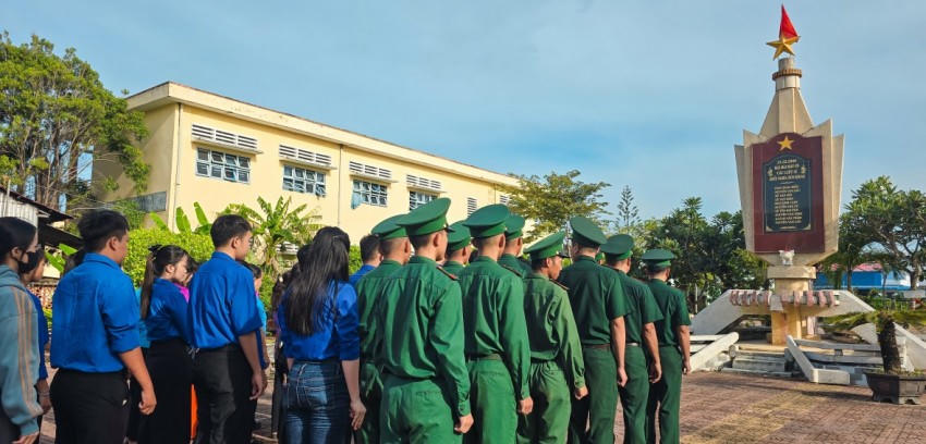 Dâng hương tưởng niệm các anh hùng, liệt sĩ khởi nghĩa Hòn Khoai. Ảnh: Minh Đương