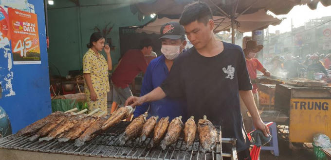 'Phố c&aacute; l&oacute;c nướng' S&agrave;i G&ograve;n đ&ocirc;ng nghịt người ng&agrave;y v&iacute;a Thần t&agrave;i
