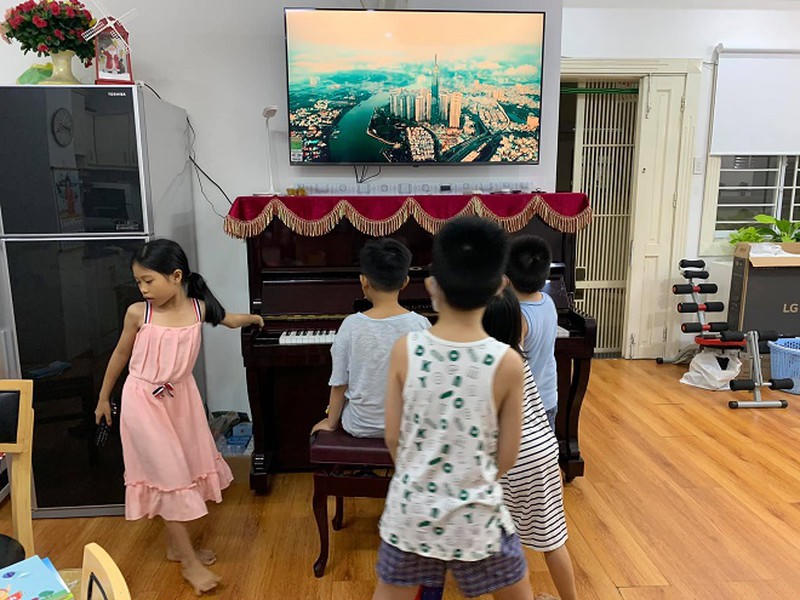 Lũ trẻ trong một gia đình quây quần vui đùa trong mùa dịch.