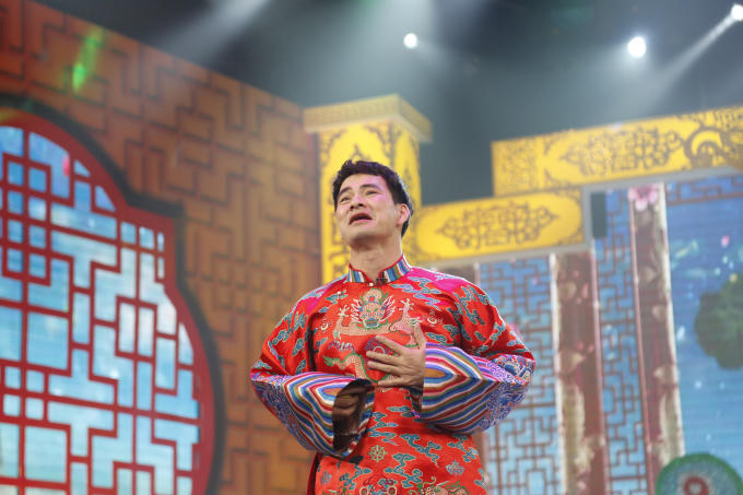 Đúng như NTK Đức Hùng tiết lộ, năm nay Nam Tào mới là người bung lụa. Nhân vật của NSƯT Xuân Bắc đã được khoác lên mình những trang phục có màu sắc cực kỳ nổi bật.