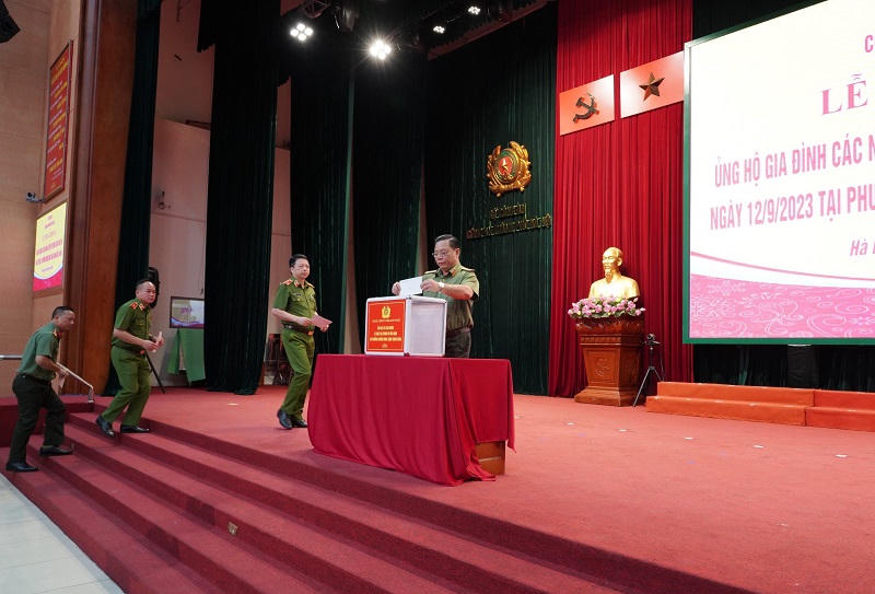 Các đồng chí trong Đảng uỷ Ban Giám đốc CATP ủng hộ nạn nhân  trong vụ hỏa hoạn