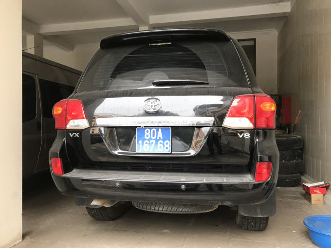 Một trong hai chiếc Toyota Land Cuiser được đưa ra đấu giá.