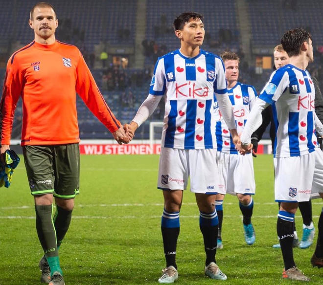Văn Hậu chờ cơ hội ra sân từ ghế dự bị trước Feyenoord. Ảnh: Heerenveen.