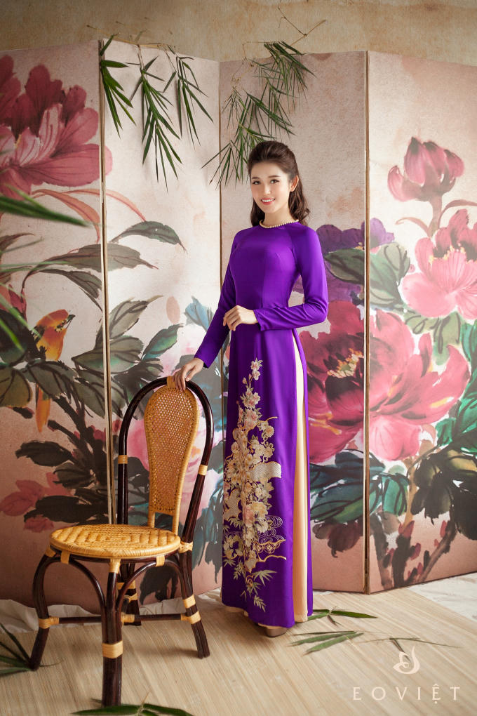 Chiếc áo dài màu tím Huế này giúp Huyền My khoe vẻ đẹp nhẹ nhàng, đằm thắm của người con gái Việt. Điểm nhấn của thiết kế này là cổ áo được đính đá tỉ mỉ, họa tiết hoa trên thân áo cũng được thêu tỉ mẩn từng chi tiết cánh hoa hay lá.