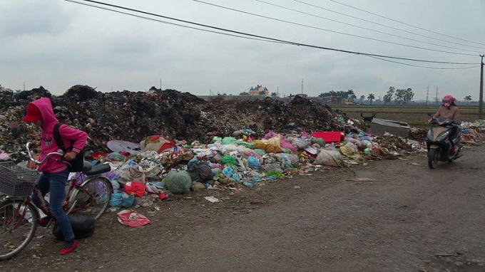 Học sinh đi học qua đoạn đường này thường bị đổ xe do rác.