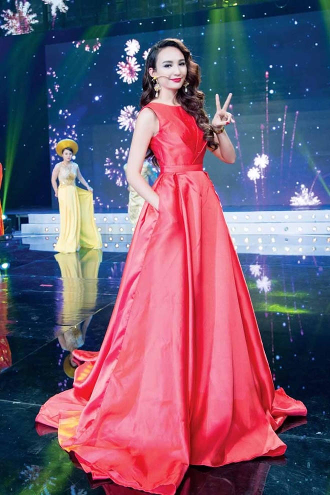 Đảm nhận vai trò MC một chương trình diễn ra trong tuần, Ngọc Diễm khoe dáng với thiết kế đầm xòe tông đỏ bắt ánh nhìn. Mái tóc xoăn gợn sóng cùng trang điểm đồng màu giúp cô nổi bật trên sân khấu. Ảnh: Tiên Nguyễn