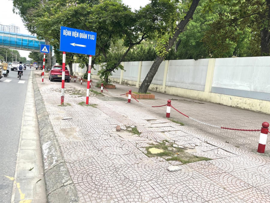 Nhiều chỗ vỉa hè bong gạch đã xuất hiện cỏ dại, nhìn rất mất mĩ quan.