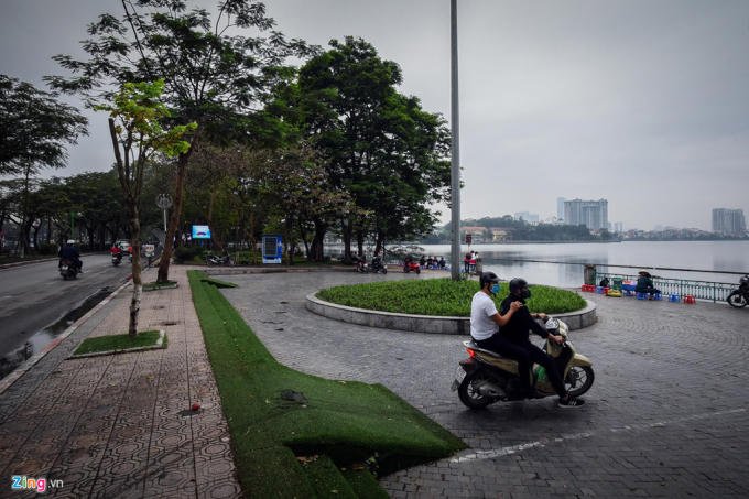 Hiện nay, một số tuyến đường như Thanh Niên có tới 5 loại gạch, đá khác nhau được sử dụng để lát vỉa hè.