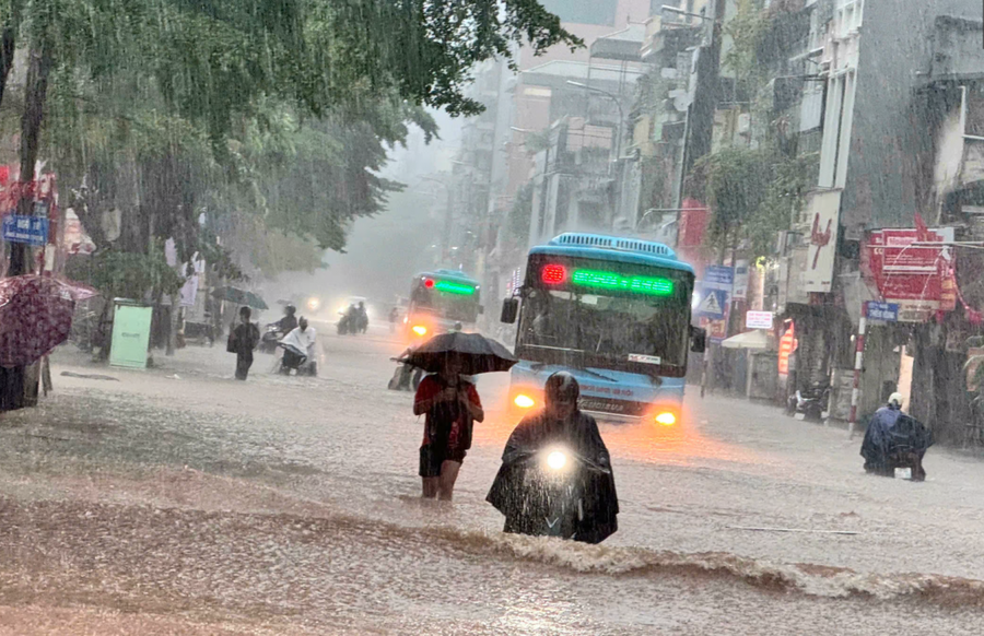 Nhà trường có thể linh hoạt tổ chức dạy học trực tuyến do mưa lũ.