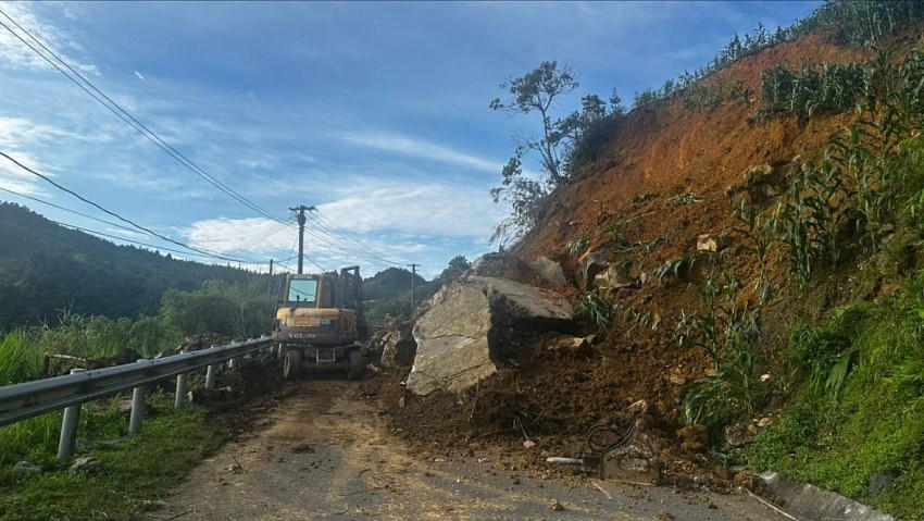 Sạt ta luy dương trên Quốc lộ 4D đi Mường Khương.