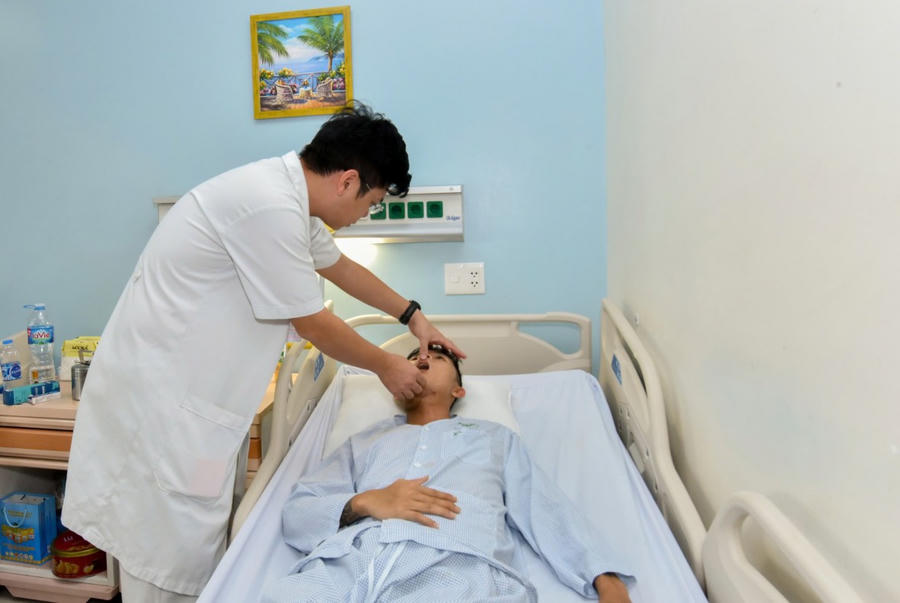 Bác sĩ thăm khám cho bệnh nhân sau ca phẫu thuật (Ảnh: Bệnh viện cung cấp).