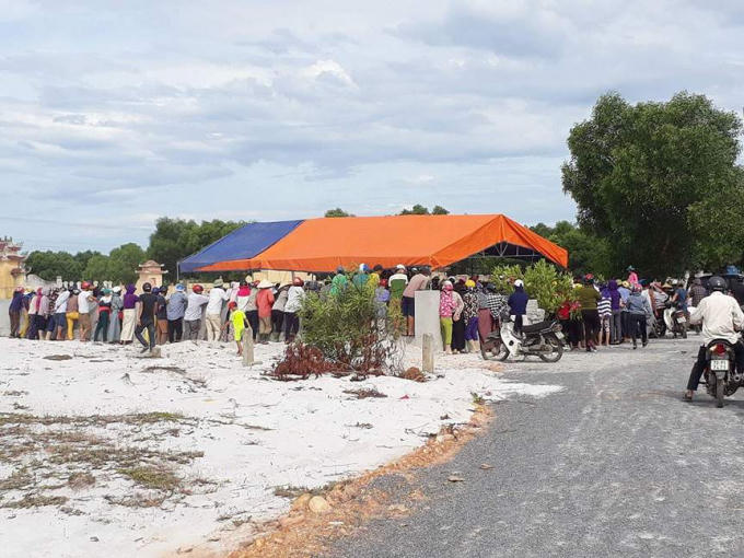 Nhiều người dân đến đưa tiễn cháu Nghĩa.
