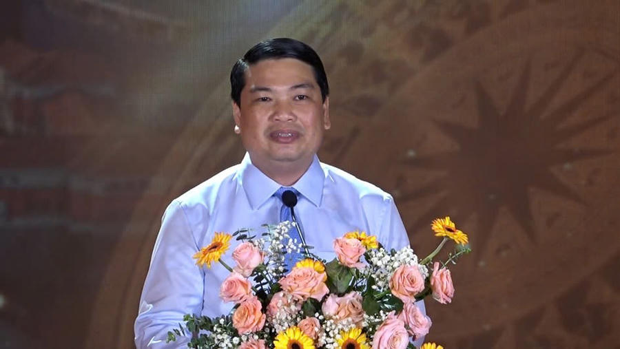 Ông Lê Trung Hồ - Phó Chủ tịch UBND tỉnh Kiên Giang phát biểu chào mừng hội diễn.