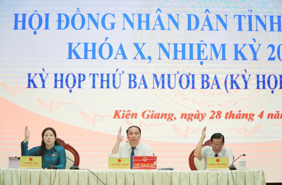 Đại biểu HĐND tỉnh Kiên Giang biểu quyết thông qua các Nghị quyết