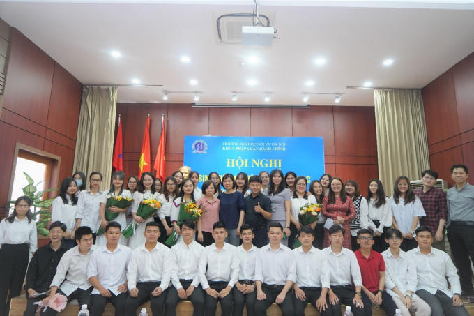 Chụp hình lưu niệm tại Hội nghị.