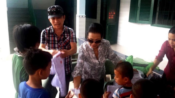 Khánh Ly cúi xuống thật gần để thực hiện tâm nguyện của  người nhạc sĩ tài ba Trịnh Công Sơn