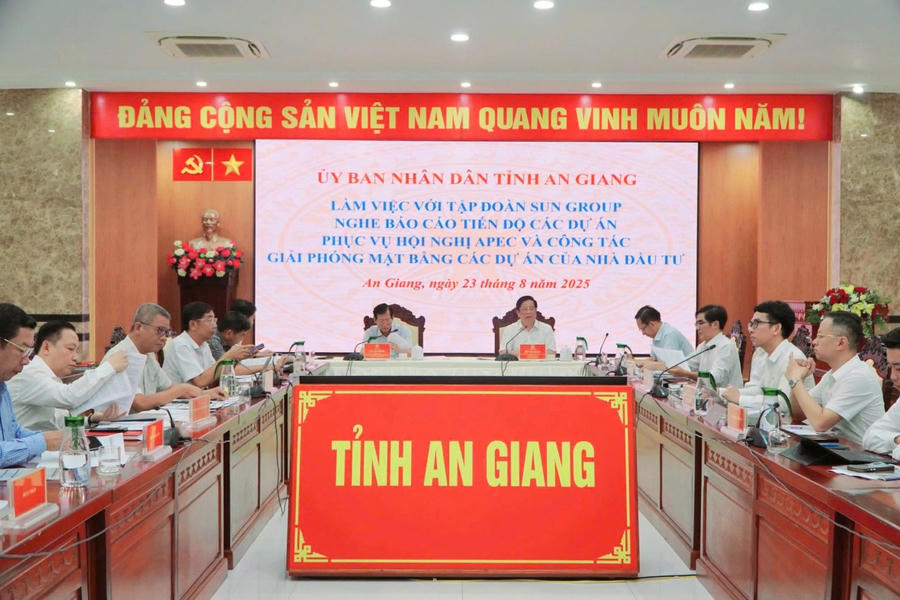Chủ tịch UBND tỉnh An Giang Hồ Văn Mừng chủ trì cuộc họp