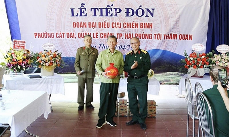 Hội Cựu chiến binh phường Cát Dài, quận Lê Chân thành phố Hải Phòng về thăm trang trại rừng phòng hộ của ông Phùng Đức Sáu.