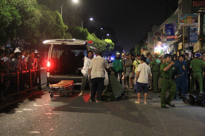 Thi thể nạn nhân được chuyển về nhà xác bệnh viện.