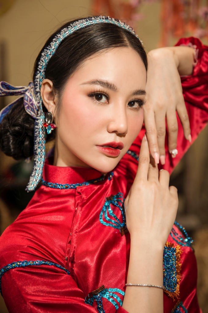 Với hy vọng một năm đầy sung túc, tài lộc và may mắn, Á hậu Dương Yến Phi dịu dàng trong khung cảnh đậm không khí Tết với hoa đào, mâm ngũ quả. Những loại quả tượng trưng cho Phú (giàu có) - Quý (sang trọng) - Thọ (sống lâu) - Khang (khỏe mạnh) - Ninh (bình yên), là những điều quý giá và ai cũng mong mỏi đạt được trong năm mới.