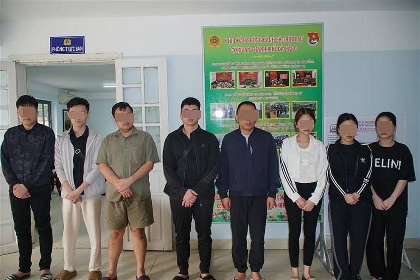 Nhóm đối tượng liên quan bị tạm giữ để điều tra (Ảnh: Bộ Công an)