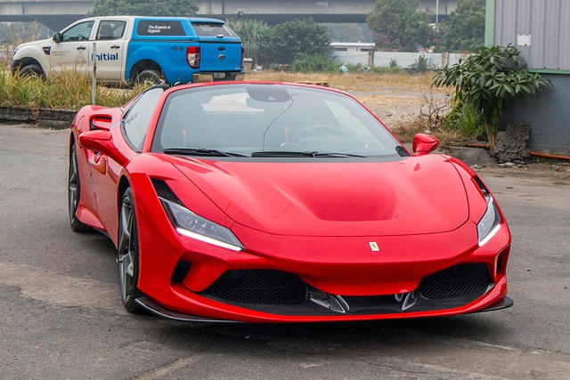 Giá xe Ferrari F8 Spider hiện chưa được tiết lộ, nhưng theo nhiều nguồn tin, để lăn bánh siêu xe này tại Việt Nam thì chủ nhân sẽ phải chi khoảng 30 tỷ đồng.