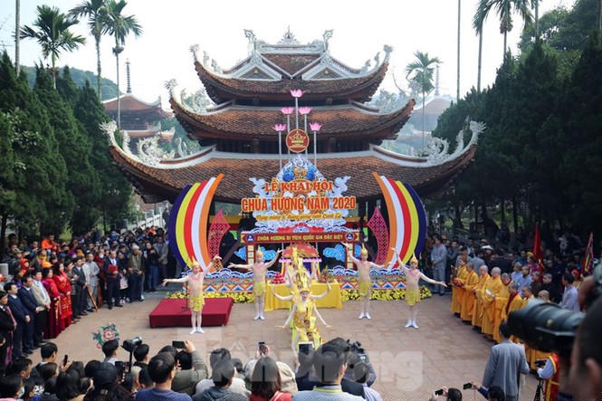 9h ngày 30/1 (tức mồng 6 Tết Canh Tý 2020) Ban Tổ chức Lễ hội Chùa Hương chính thức khai hội cho hàng vạn du khách thập phương du xuân trẩy hội đầu năm tại xã Hương Sơn (Mỹ Đức, Hà Nội). Sau các tiết mục biểu diễn nghệ thuật, Ban Tổ chức mở hội cho người dân tới dự. 