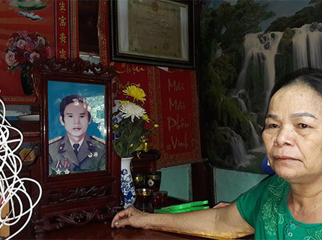 Bà Hợp lập bàn thờ thờ chồng là liệt sỹ 26 năm nay và thủ tiết thờ chồng.