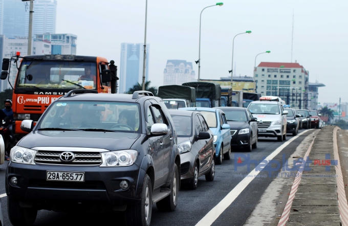 Cầu vượt Mai Dịch cũng ùn tắc từ 13h.
