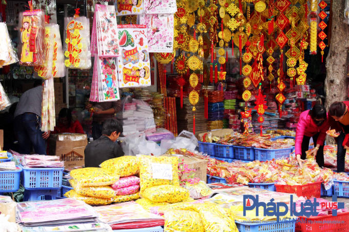 Tùy vào màu sắc, kích thước, những mặt hàng có giá khác nhau, dao động từ 10.000 đồng-150.000 đồng/cành