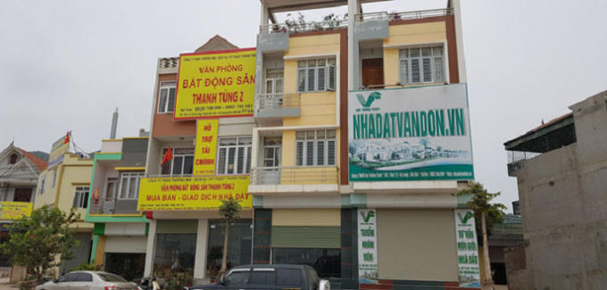 Cùng với đó là hàng loạt các công ty, sàn giao dịch bất động sản mọc lên như nấm tại huyện Vân Đồn (ảnh: An Nhiên-Dân Trí).