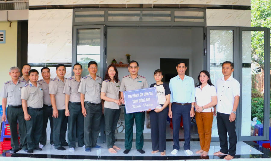 Ông Trịnh Ngọc Quỳnh – Trưởng THADS tỉnh Đồng Nai trao tặng căn nhà cho hộ bà Lê Thị Thanh