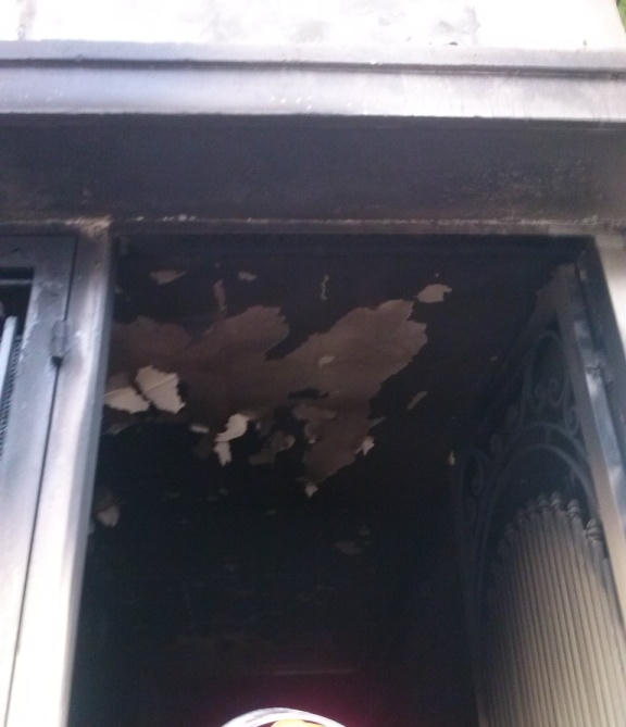 Trần nhà bị khói đen bám kín toàn bộ