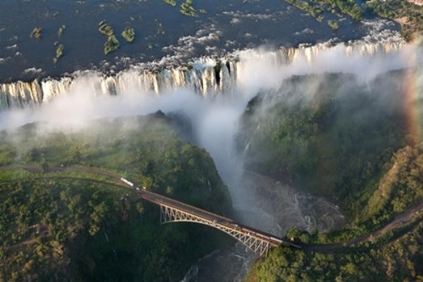 Thác Vitoria nằm trên đường biên giới giữa 2 nước Zambia và Zimbabwe. Ảnh: internet.
