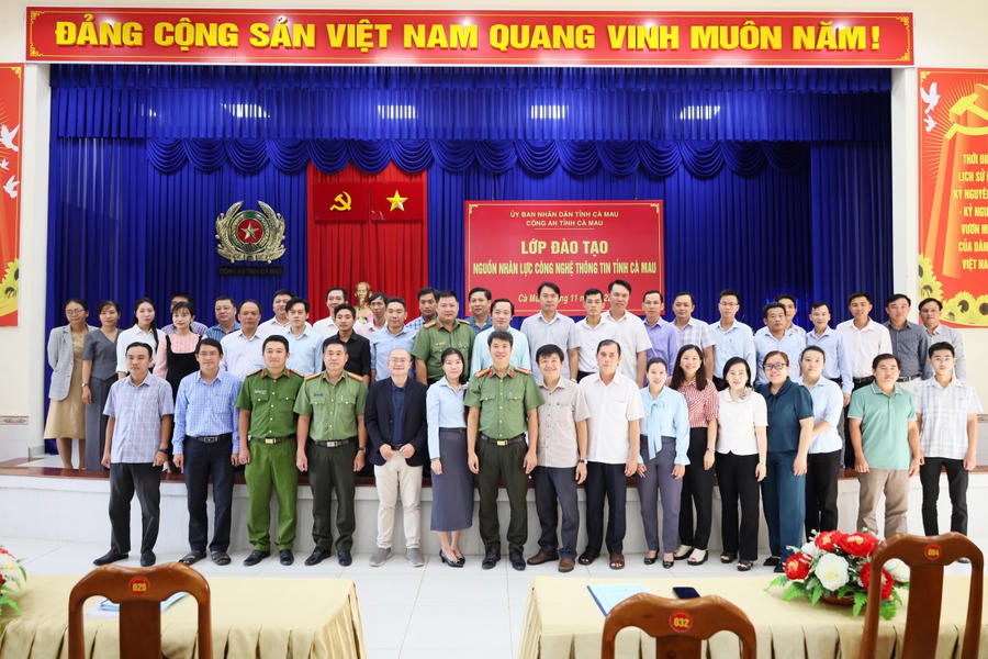 Các đại biểu chụp ảnh lưu niệm.