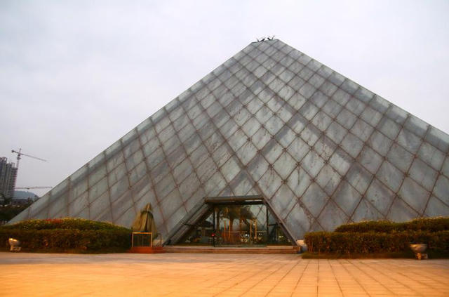 Bảo tàng Louvre nổi tiếng của Pháp cũng được tái hiện lại ở Trung Quốc.