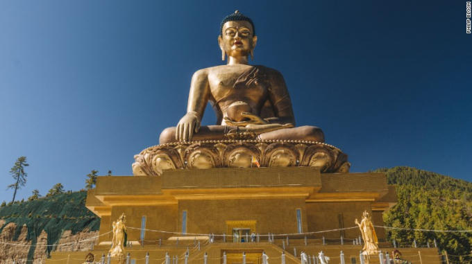 Thứ ba, phần lớn dân số của Bhutan đều theo đạo Phật và ăn chay, họ luôn tin vào luật nhân quả nên sống rất từ bi, nhân ái và làm những việc thiện. Những điều này khiến cho Bhutan thậm chí không xuất hiện bóng dáng tội phạm. (Ảnh: CNN)
