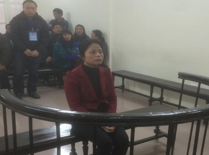 Bị cáo Nguyễn Thị Phương trước vành móng ngựa.