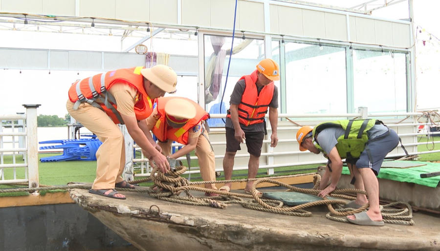 Phòng Cảnh sát giao thông tỉnh triển khai các biện pháp công tác phòng, chống bão . (Ảnh: CATH)