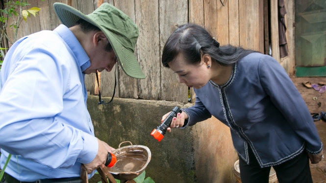 Bộ trưởng Bộ Y tế Nguyễn Thị Kim Tiến kiểm tra lăng quăng tại buôn Jù, xã Ea Tu. Ảnh Tuổi Trẻ.