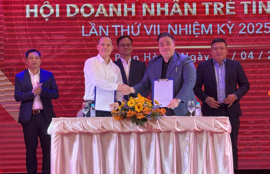Lễ ký kết hợp tác có sự chứng kiến của lãnh đạo các sở, ngành tỉnh Đồng Nai.