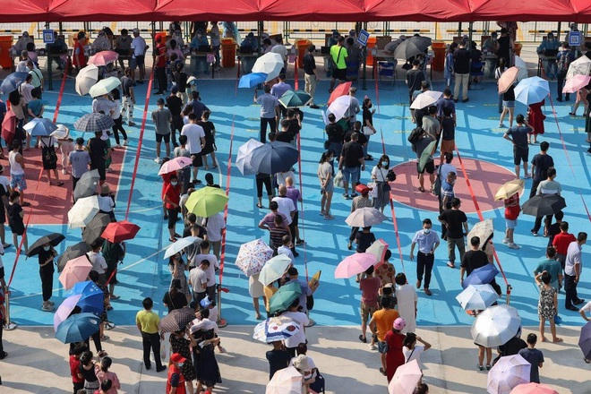 Người dân ở Phúc Kiến xếp hàng lấy mẫu xét nghiệm Covid-19 (Ảnh: AFP).