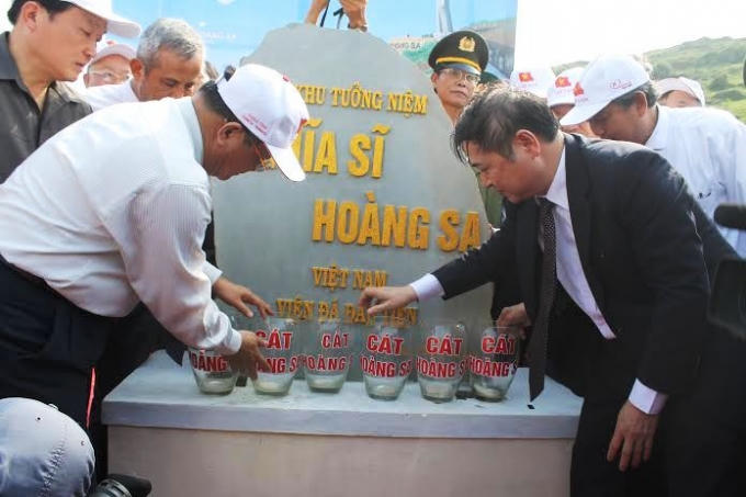 Các lãnh đạo Trung ương đặt viên đá đầu tiên tại buổi lễ.