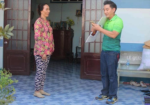 Nghệ sĩ Anh Vũ gọi điện thoại để xác nhận nhân vật may mắn của chương trình.