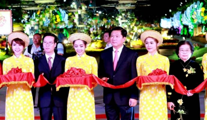 Lãnh đạo Trung ương và TPHCM cắt băng khánh thành đường hoa Nguyễn Huệ.