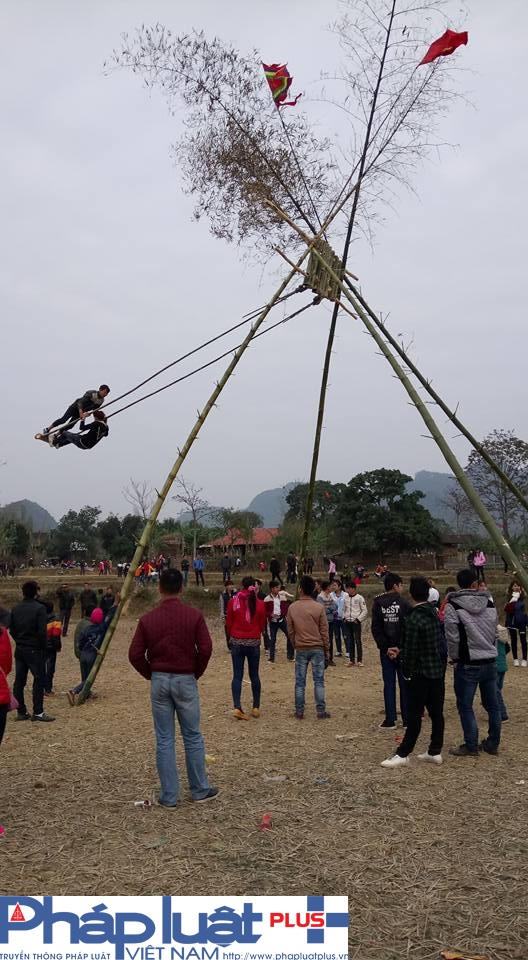 Trò chơi đánh đu thu hút nhiều người tham gia tại lễ hội. Ảnh HN.