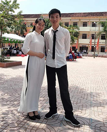 Lê Văn An chụp ảnh với bạn cùng lớp.
